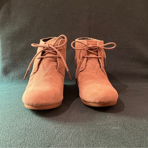 Toms Women's Desert Wedge Taupe Suede Booties - Size 6 - Picture 5 of 14